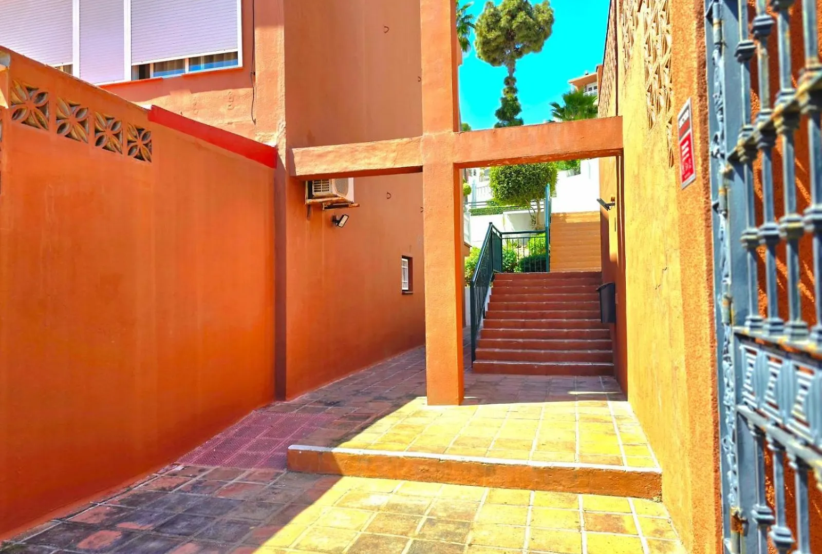 Villa Fran Coastal Elegance Stylish Apartment With Sea Views, Large Terrace Torremolinos